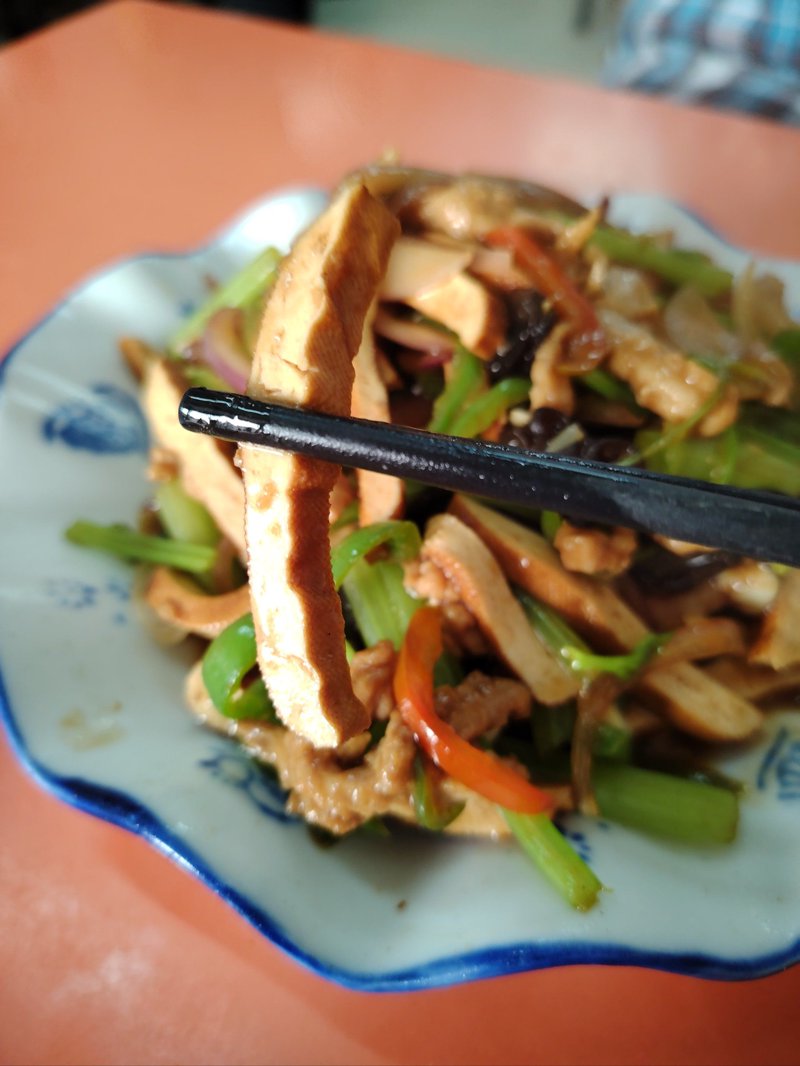 高港区美食之变奏曲：鸿鑫小厨引领舌尖潮流